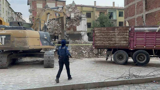 Kepçeyle kamyon arasına sıkışan işçi feci şekilde can verdi
