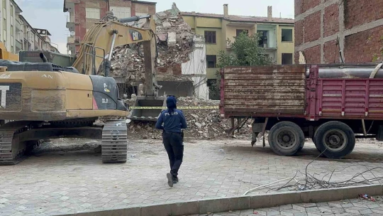 Kepçeyle kamyon arasına sıkışan işçi feci şekilde can verdi