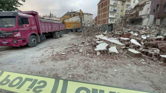 Kepçeyle kamyon arasına sıkışan işçi feci şekilde can verdi