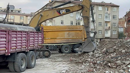 Kepçeyle kamyon arasına sıkışan işçi feci şekilde can verdi