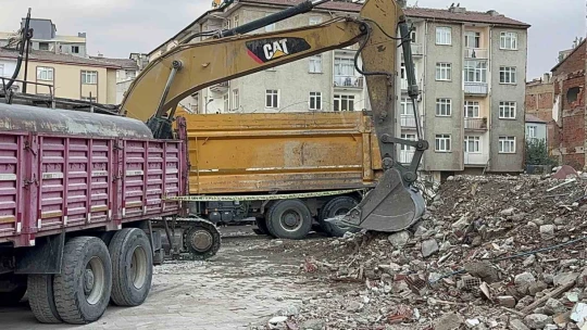 Kepçeyle kamyon arasına sıkışan işçi feci şekilde can verdi