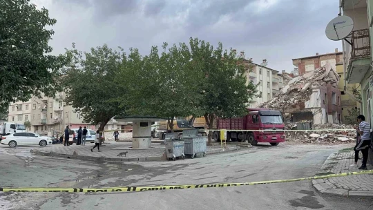 Kepçeyle kamyon arasına sıkışan işçi feci şekilde can verdi