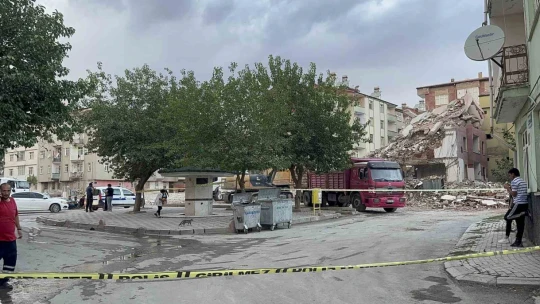 Kepçeyle kamyon arasına sıkışan işçi feci şekilde can verdi