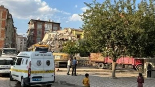 Kepçeyle kamyon arasına sıkışan işçi feci şekilde can verdi