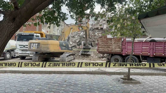 Kepçeyle kamyon arasına sıkışan işçi feci şekilde can verdi