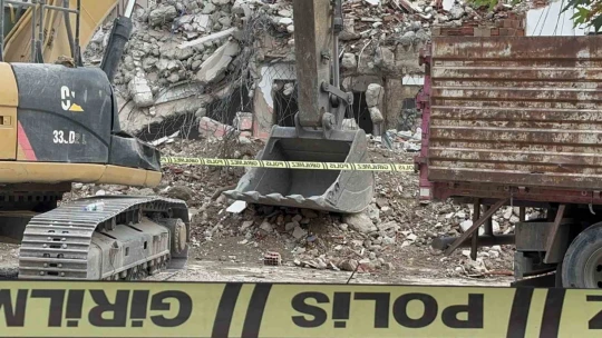 Kepçeyle kamyon arasına sıkışan işçi feci şekilde can verdi