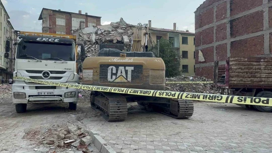 Kepçeyle kamyon arasına sıkışan işçi feci şekilde can verdi