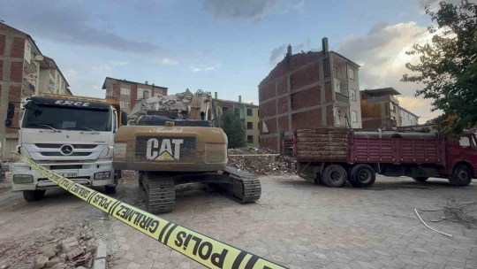 Kepçeyle kamyon arasına sıkışan işçi feci şekilde can verdi