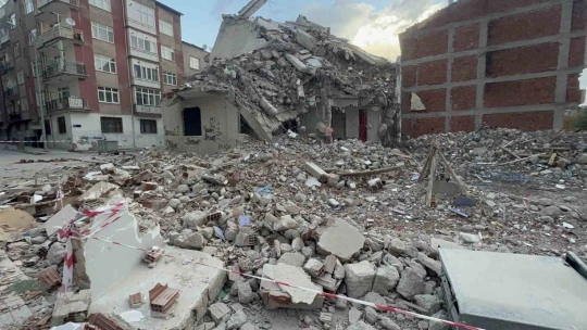 Kepçeyle kamyon arasına sıkışan işçi feci şekilde can verdi