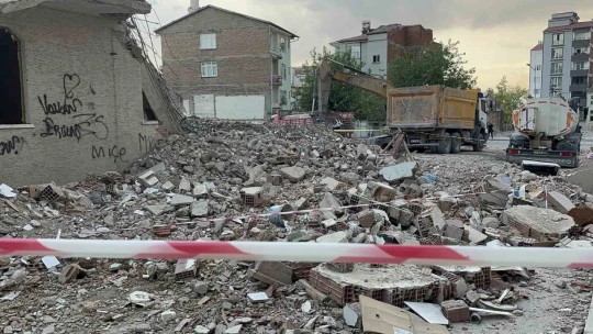 Kepçeyle kamyon arasına sıkışan işçi feci şekilde can verdi