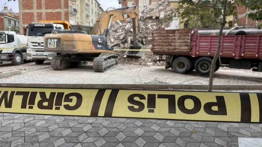 Kepçeyle kamyon arasına sıkışan işçi feci şekilde can verdi