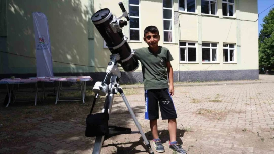 Kırsaldaki öğrenciler teleskopla güneşi gözlemledi, motor pervaneli maket uçak üretti