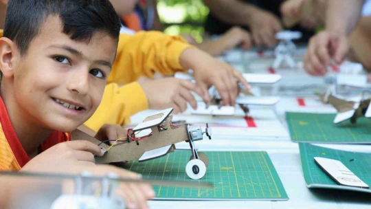 Kırsaldaki öğrenciler teleskopla güneşi gözlemledi, motor pervaneli maket uçak üretti