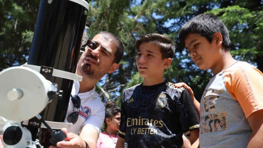 Kırsaldaki öğrenciler teleskopla güneşi gözlemledi, motor pervaneli maket uçak üretti