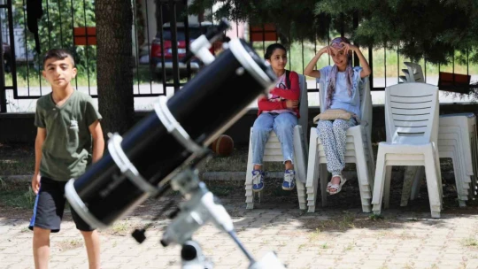 Kırsaldaki öğrenciler teleskopla güneşi gözlemledi, motor pervaneli maket uçak üretti