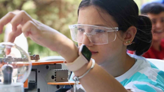 Kırsaldaki öğrenciler teleskopla güneşi gözlemledi, motor pervaneli maket uçak üretti