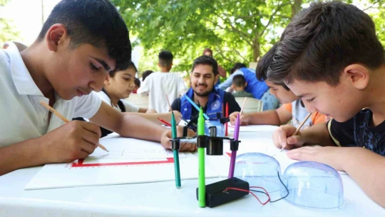 Kırsaldaki öğrenciler teleskopla güneşi gözlemledi, motor pervaneli maket uçak üretti