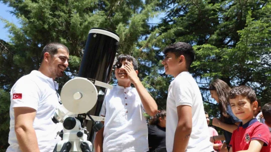 Kırsaldaki öğrenciler teleskopla güneşi gözlemledi, motor pervaneli maket uçak üretti