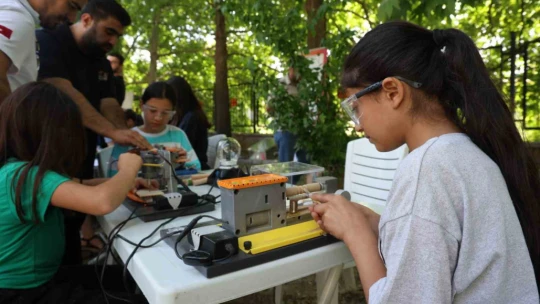 Kırsaldaki öğrenciler teleskopla güneşi gözlemledi, motor pervaneli maket uçak üretti