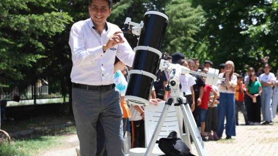 Kırsaldaki öğrenciler teleskopla güneşi gözlemledi, motor pervaneli maket uçak üretti