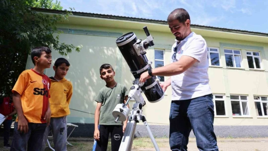 Kırsaldaki öğrenciler teleskopla güneşi gözlemledi, motor pervaneli maket uçak üretti