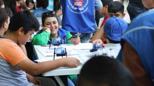 Kırsaldaki öğrenciler teleskopla güneşi gözlemledi, motor pervaneli maket uçak üretti