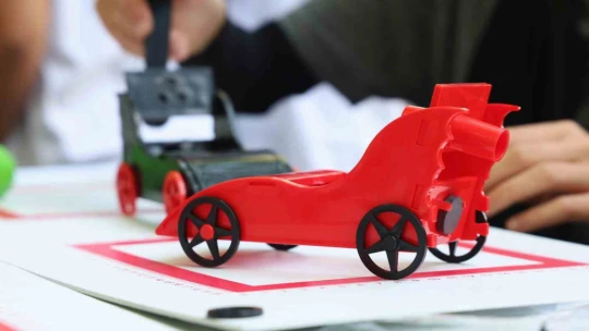 Kırsaldaki öğrenciler teleskopla güneşi gözlemledi, motor pervaneli maket uçak üretti