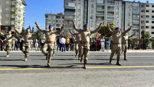 Komandolardan cadde ortasında zeybek gösterisi