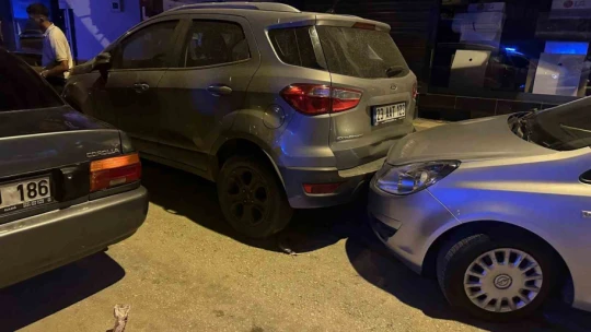 Kontrolden çıkan araç, park halindeki otomobillere çarptı