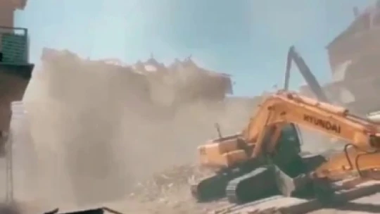 Korna sesi, 5 katlı binayı yerle bir etti