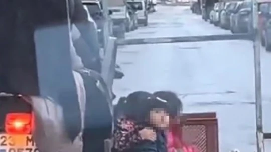 Küçük çocukların tehlikeli motosiklet yolculuğu kamerada
