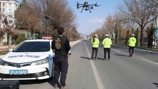 Kurallara uymayan sürücülere havadan ceza yağdı