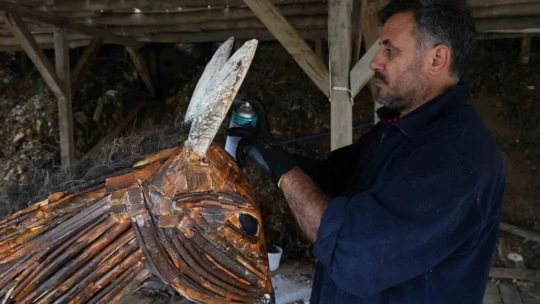 Kurumuş ağaç kökü ve dalları, sanata dönüşüyor