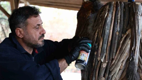 Kurumuş ağaç kökü ve dalları, sanata dönüşüyor