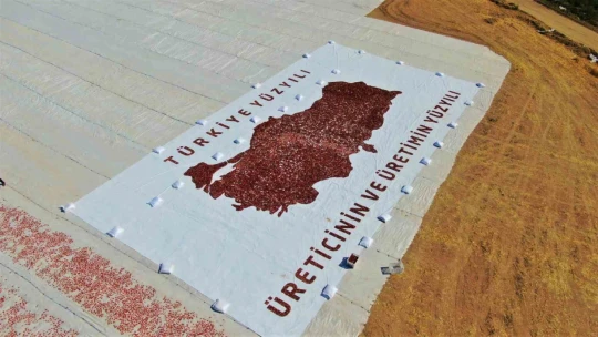 Kurutmalık domateslerle Türkiye haritası oluşturulup 'Türkiye Yüzyılı' yazıldı