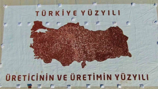 Kurutmalık domateslerle Türkiye haritası oluşturulup 'Türkiye Yüzyılı' yazıldı