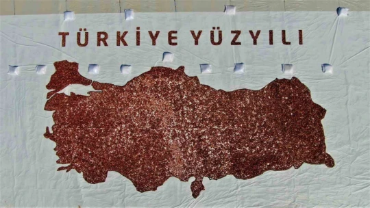 Kurutmalık domateslerle Türkiye haritası oluşturulup 'Türkiye Yüzyılı' yazıldı