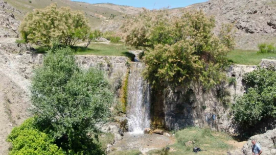 Kuruyan şelale yağmur sularıyla birlikte yeniden canlandı