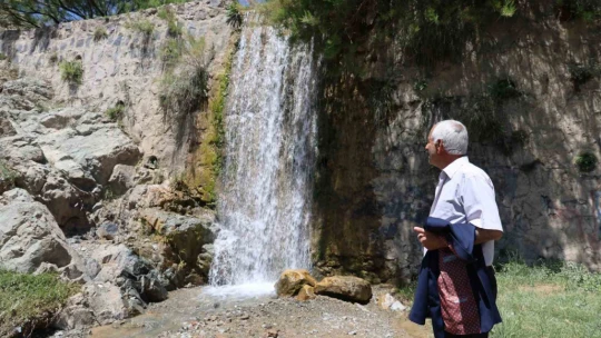 Kuruyan şelale yağmur sularıyla birlikte yeniden canlandı