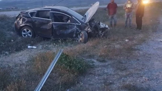 Lastiği patlayan otomobil, şarampole yuvarlandı: 1 yaralı