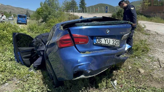 Lüks araç yoldan çıktı: 1'i ağır 2 yaralı