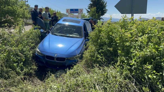 Lüks araç yoldan çıktı: 1'i ağır 2 yaralı