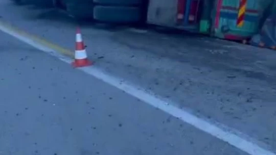 Mandalina yüklü kamyon yan yattı: 1 yaralı