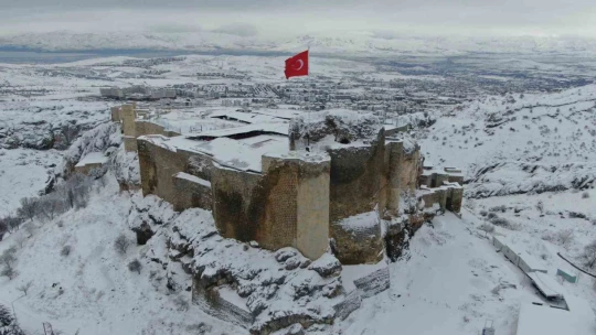 Medeniyetlerin beşiği Harput beyaza büründü, kartpostallık görüntüler oluştu
