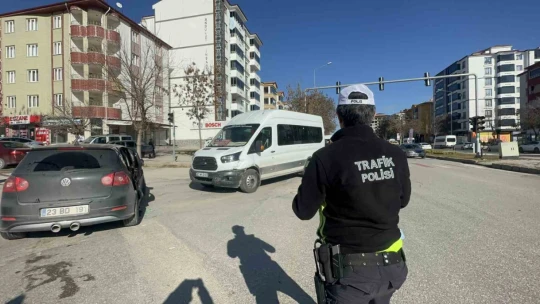 Minibüs ile otomobil çarpıştı: 1 yaralı