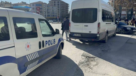 Minibüs ile otomobil çarpıştı: 1 yaralı