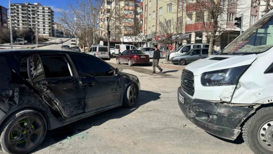 Minibüs ile otomobil çarpıştı: 1 yaralı
