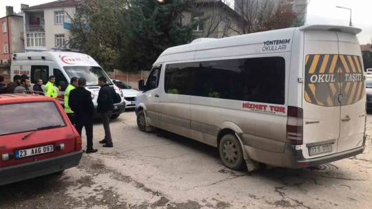 Minibüsün çarptığı 2 çocuk yaralandı