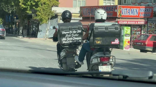 Motosikletlilerin trafikteki tehlikeli yardımlaşması kameralara yansıdı