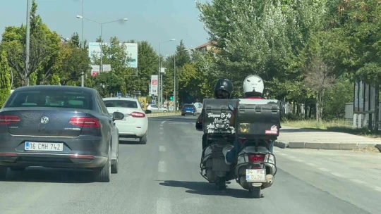 Motosikletlilerin trafikteki tehlikeli yardımlaşması kameralara yansıdı
